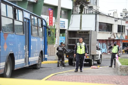 La joven al parecer no vio el bus cuando intentó cruzar la calle.