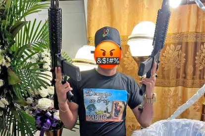 Al velorio llegaron personas armadas. Se hicieron fotografías y vídeos.