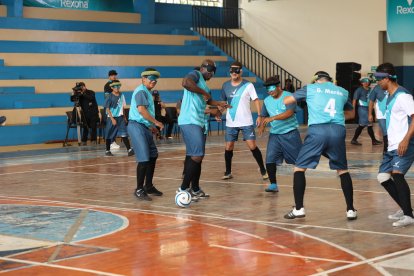 Segundo Castillo y Patricio Urrutia, con los ojos tapados durante el partido.