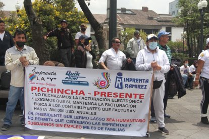 Decenas de dirigentes del gremio a nivel nacional hicieron un plantón en la Plaza Grande.