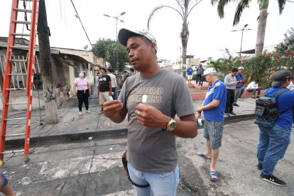 Anzoni Jesús Abreu fue el  valiente  que socorrió al piloto sobreviviente. Una mujer lo ayudó.