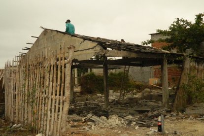 Poco a poco fueron derribando la casa abandonada.