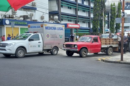 Una de las víctima fue llevada en una camioneta hasta un hospital. Médicos corroboraron que ya no tenía signos vitales