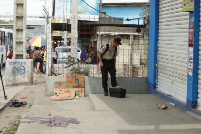 En este lugar fue asesinado Adrián Macías Quisphe y heridas de bala la vendedora de frutas y su niña.