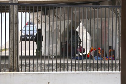 La familia caminó desde Mapasingue hasta la avenida Carlos Julio Arosemena. Se ubicó debajo de un paso a desnivel para descansar.