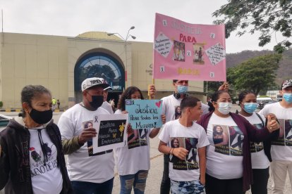 Familiares de la víctima exigen justicia en la Unidad Judicial Albán Borja, donde será juzgado el presunto asesino.