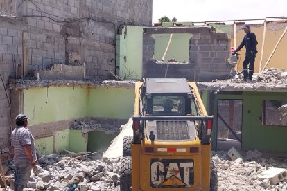 Los trabajos para derribar lo que quedaba se hicieron ayer con la ayuda de amigos de la familia. No les cobraron nada por ese trabajo.