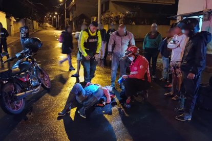 Los bomberos del cantón acudieron al lugar y estabilizaron a la víctima.
