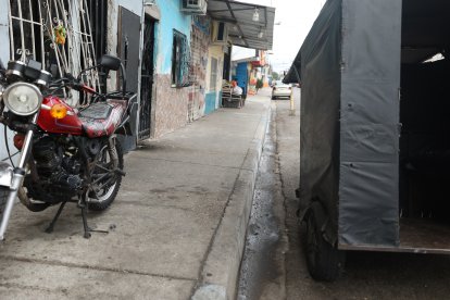 En esta vereda vende almuerzos y meriendas la mujer baleada junto a su niña.