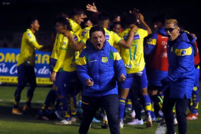 El estratega Leonardo Vanegas festejó de forma eufórica el triunfo que logró ante Barcelona en la novena fecha de la segunda etapa LigaPro.
