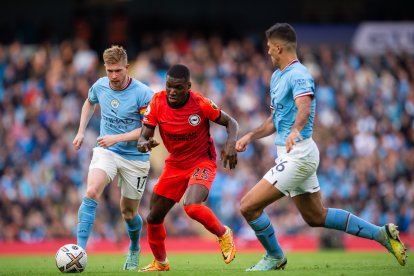 El ecuatoriano Moisés Caicedo (25) disputa la pelota con Kevin de Bruyne (17) y Rodrigo.