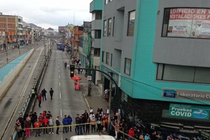 En Quito: Mujer falleció tras atrapada debajo de un autobús