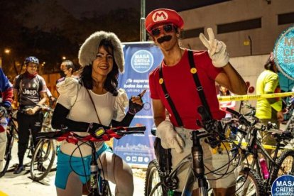 Ciclistas alistan sus disfraces para pedalear por Halloween