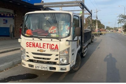 La víctima iba en este camión cuando fue interceptado por sujetos en motos.