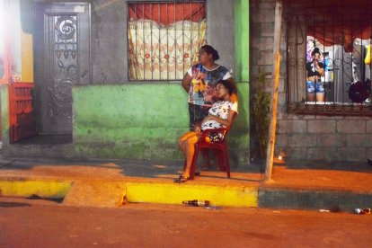 La esposa de la víctima lloraba, mientras se acariciaba el vientre.