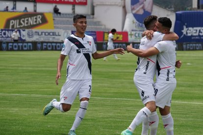Sebastián González (i) y Alexander Alvarado (d) abrieron la ruta de la victoria de los universitarios en el estadio Bellavista de Ambato.