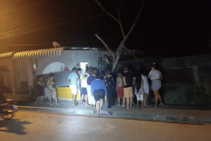 Los vecinos se aglomeraron junto al cuerpo del fallecido.