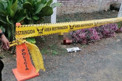 La cabeza humana quedó frente a una vivienda. Según la Policía Nacional, el panfleto advierte una lucha entre bandas.