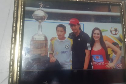 Luis Lirio en el 2008 junto a la Copa Libertadores y José Cevallos.