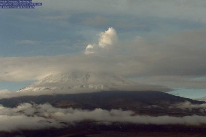 Imagen de monitoreo que realiza el Instituto Geofísico al volcán Cotopaxi.