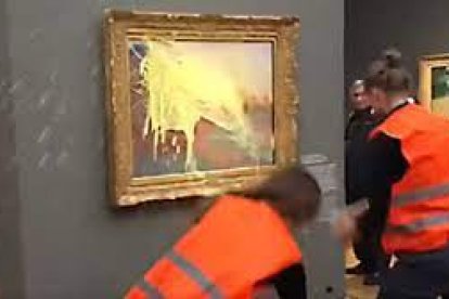 Activistas lanzan puré de patatas contra 'Los almiares' de Monet en Alemania