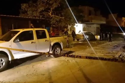 Los asesinos tiraron la puerta de la casa de la víctima con un combo.
