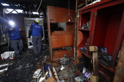 Las llamas consumieron lo que había dentro del inmueble. Personal de la municipalidad inspeccionó el área del suceso.