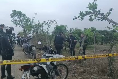 Los agentes cercaron la escena para indagar y luego llevarse el cuerpo.