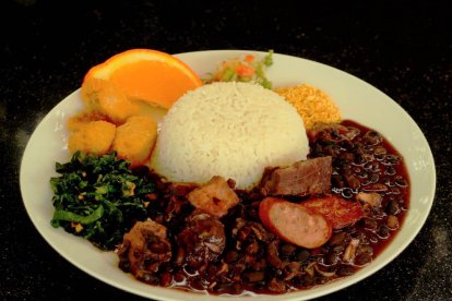 La feijoada brasileña se acompaña con arroz, naranja y ensalada