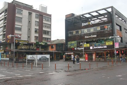 En los locales de la Plaza Foch, en el norte de Quito, no hay ambiente futbolero. Los locales tienen decoración referente a Hallowen.