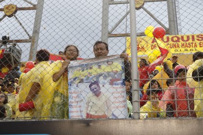John Morales asistió al estadio junto a su hija menor. Con orgullo mostraron la imagen de su abuelita Magu, fiel hincha de Aucas.