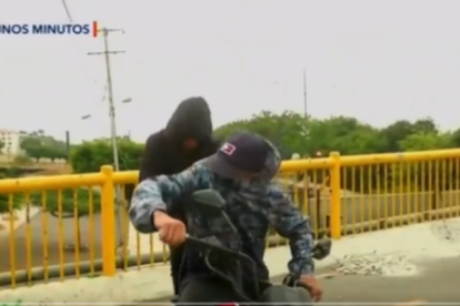 Sujetos en moto intentaron robar a la periodistas mientras realizaba una transmisión en vivo,