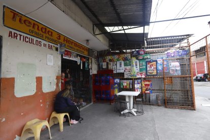 En esta tienda, un grupo de personas se encontraban reunidas cuando fueron interrumpidas por delincuentes.
