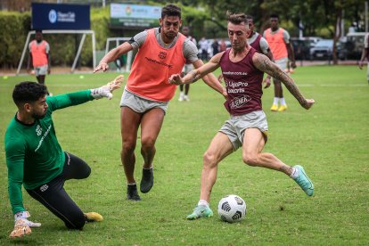 Barcelona entrena para la final ante Aucas. Mendoza, Piñatares y Díaz en plena actividad.