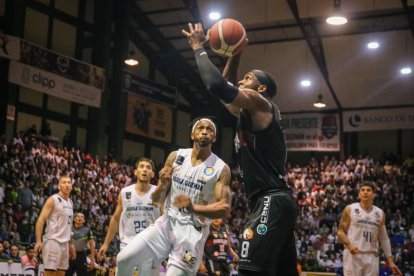 Barcelona (d) y el quinteto de Jorge Guzmán están igualados en la final de la Liga BásquetPro.