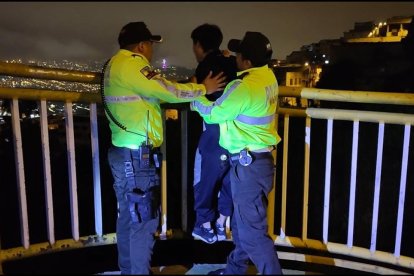 Los agentes hablaron y consolaron al joven antes de impedir que se lanzara.