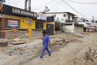 Decenas de negocios se encuentran abiertos, pero vacíos. Otros desistieron y los abandonaron, por eso ahora muchos están en alquiler o en venta.