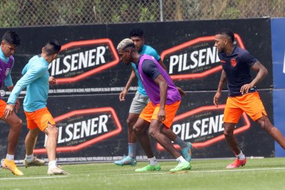 Xavier Arreaga (i), Ángel Mena, Félix Torres y Ayrton Preciado (d), durante la práctica de ayer por la mañana, en la Casa de la Selección.