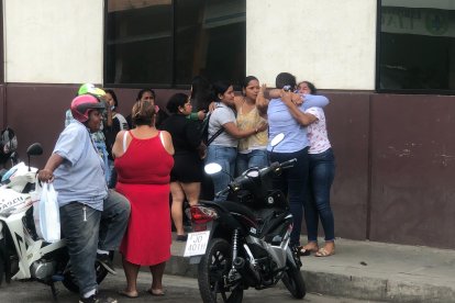Los deudos recibieron la noticia en los exteriores del hospital Martín Icaza.