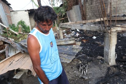 Ángel Plazarte, durante un incendio, perdió todas sus pertenencias.