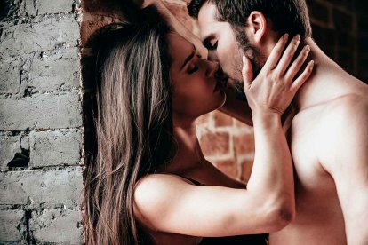 La práctica sexual prende a las parejas porque están pendientes de que no las descubran mientras tienen sexo en público.