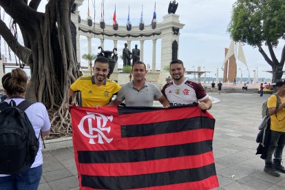 El ecuatoriano Eduardo Guzmán hizo amistad con dos hinchas de Flamengo en el sector de La Rotonda de Guayaquil.