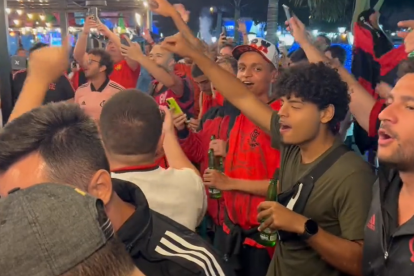 Decenas de hinchas del Flamengo 'invadieron' los locales de Puerto Santa Ana.