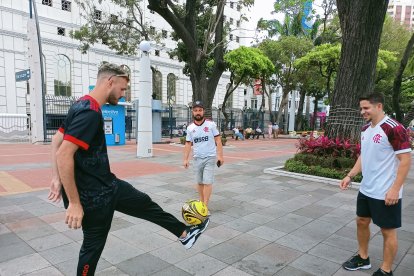 Un grupo de hinchas brasileños de Flamengo demostraron ser habilidosos con el balón.