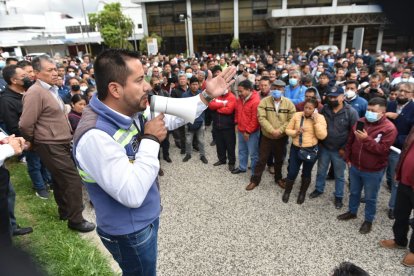 Conductores hacen plantón por irregularidades en proceso de matriculación vehicular