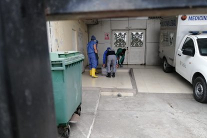 Las autoridades trasladaron el cuerpo a la morgue.