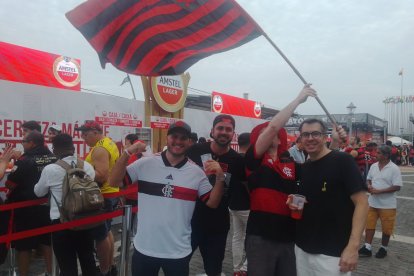 Hinchas del Flamengo en la Embajada del Hincha en el Palacio de Cristal.