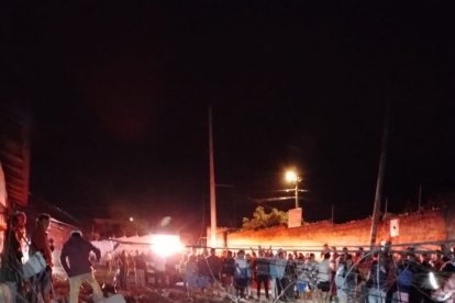 Luego del accidente quedaron regados cables de alta tensión en la calzada.