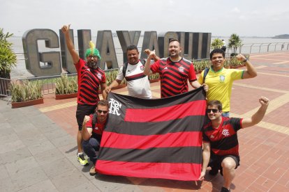 Hinchas del Flamenco pasean por la ciudad de Guayaquil previo a  la final de la Libertadores a celebrarse el sábado 29 de octubre