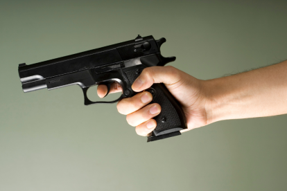 Se transportaban en un vehículo cuando fueron interceptados y se perpetró el atraco. Ocurrió la noche del miércoles.